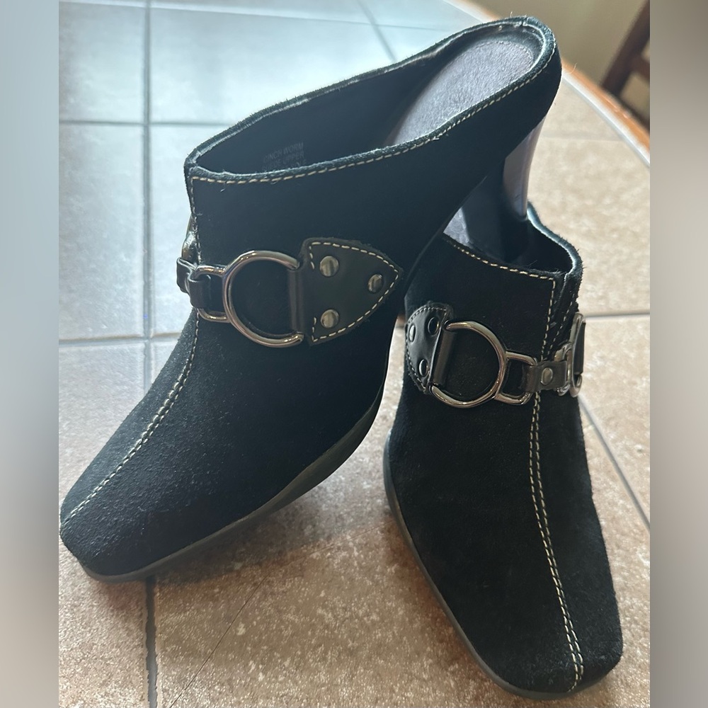 Aerosoles Black Suede Pointy Toe. Buckled Front Blocked Heel Sz 6